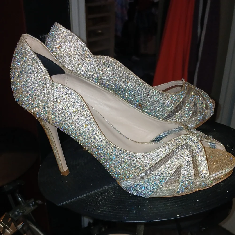 Gold Elegant Heels with Shimmer and Twisted Straps